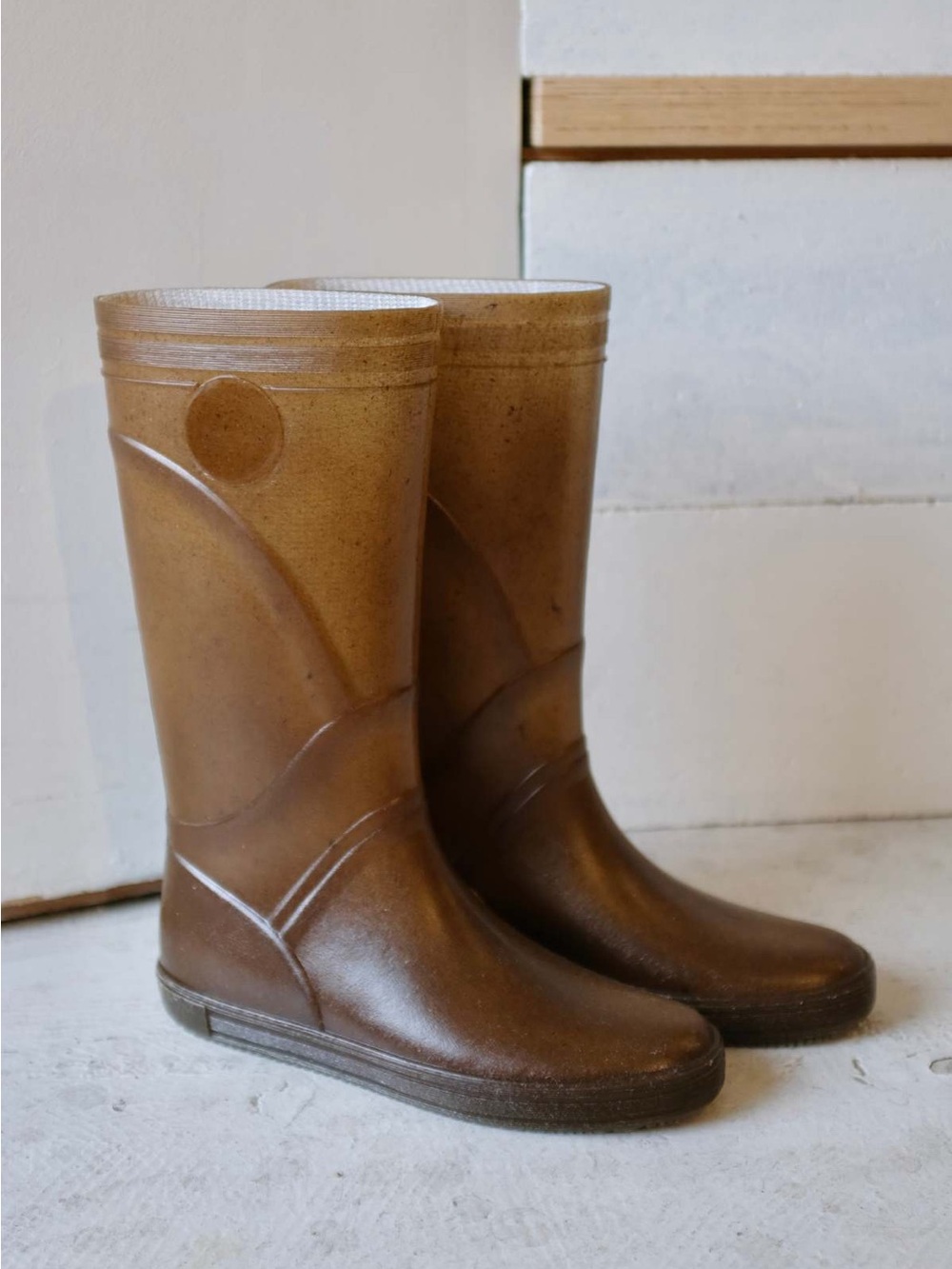 NWOT Plasticana Boatana 40-41